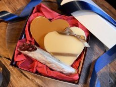 画像1: 〈発送〉バレンタイン2024ギフトボックス【チーズ＆サラミセット】2/2(金)〜2/14(水)お届け (1)