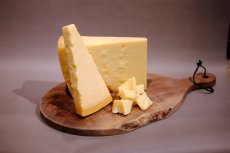 画像1: パルミジャーノ・レッジャーノ　モンターニャ24ヶ月熟成＜PARMIGIANO REGGIANO MONTAGNA 24mesi＞ (1)