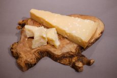 画像1: パルミジャーノ・レッジャーノ　モンターニャ48ヶ月熟成＜PARMIGIANO REGGIANO MONTAGNA 48mesi＞ (1)