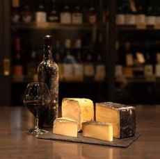 画像2: 【期間限定】SUBRINA×LAMMAS 海底熟成ワインとチーズ熟成士が手がけるチーズのペアリングギフトセット (2)