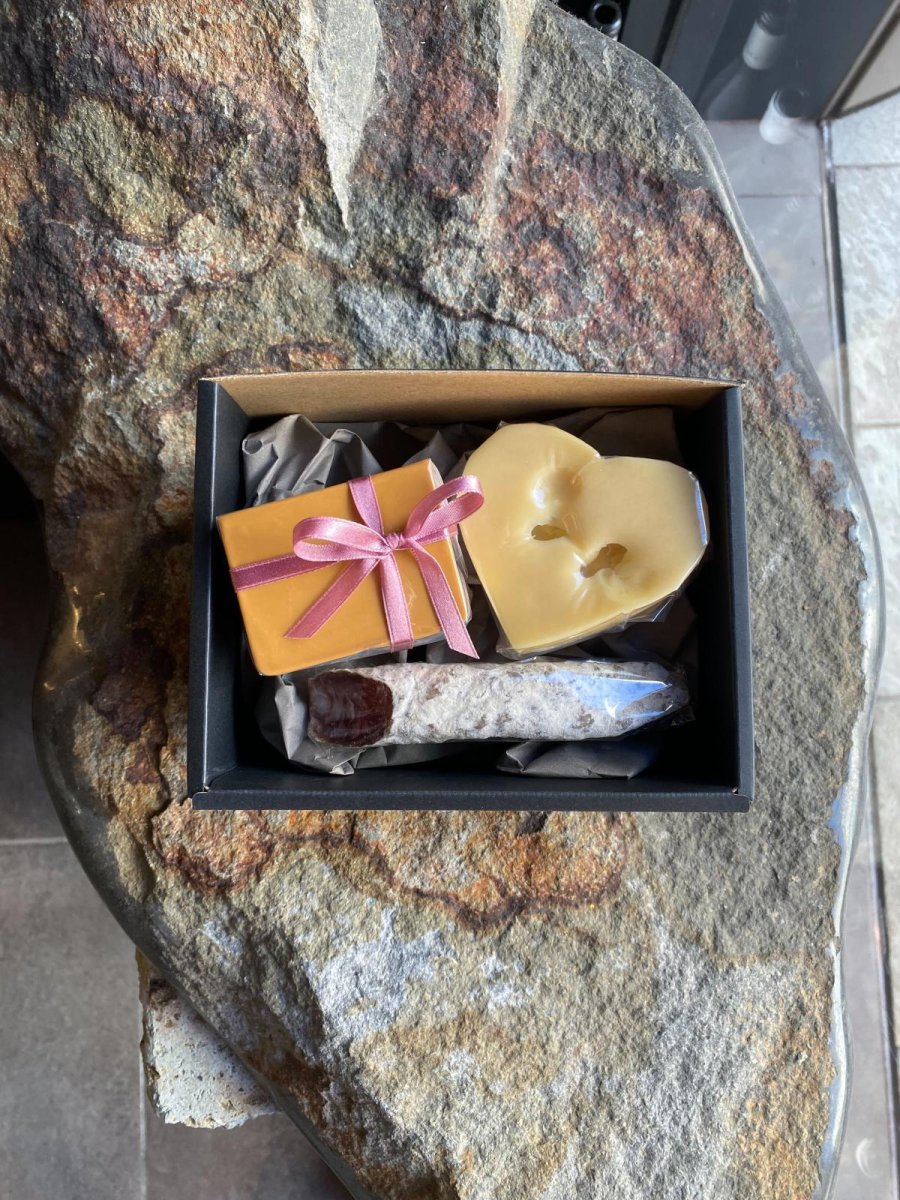 画像1: 〈発送〉バレンタイン2026ギフトボックス【チーズ＆サラミセット】2/10(火)〜2/15(日)お届け (1)