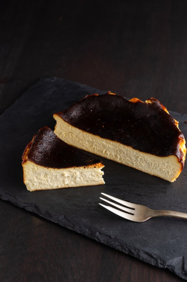 画像1: 【期間限定販売】MONS熟成ブルーチーズのバスクチーズケーキ (1)